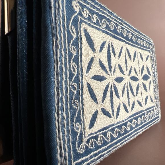 Laga Wallet-Small Fold-Blue White Embroidery – Vegan Handmade – 5.5×3 – Preowned - Picture 5 of 10